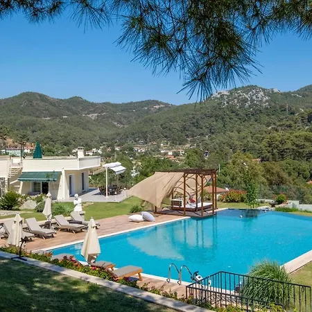 Excellent Home With Shared Pool Surrounded By Nature In Marmaris בית נופש מוגלה